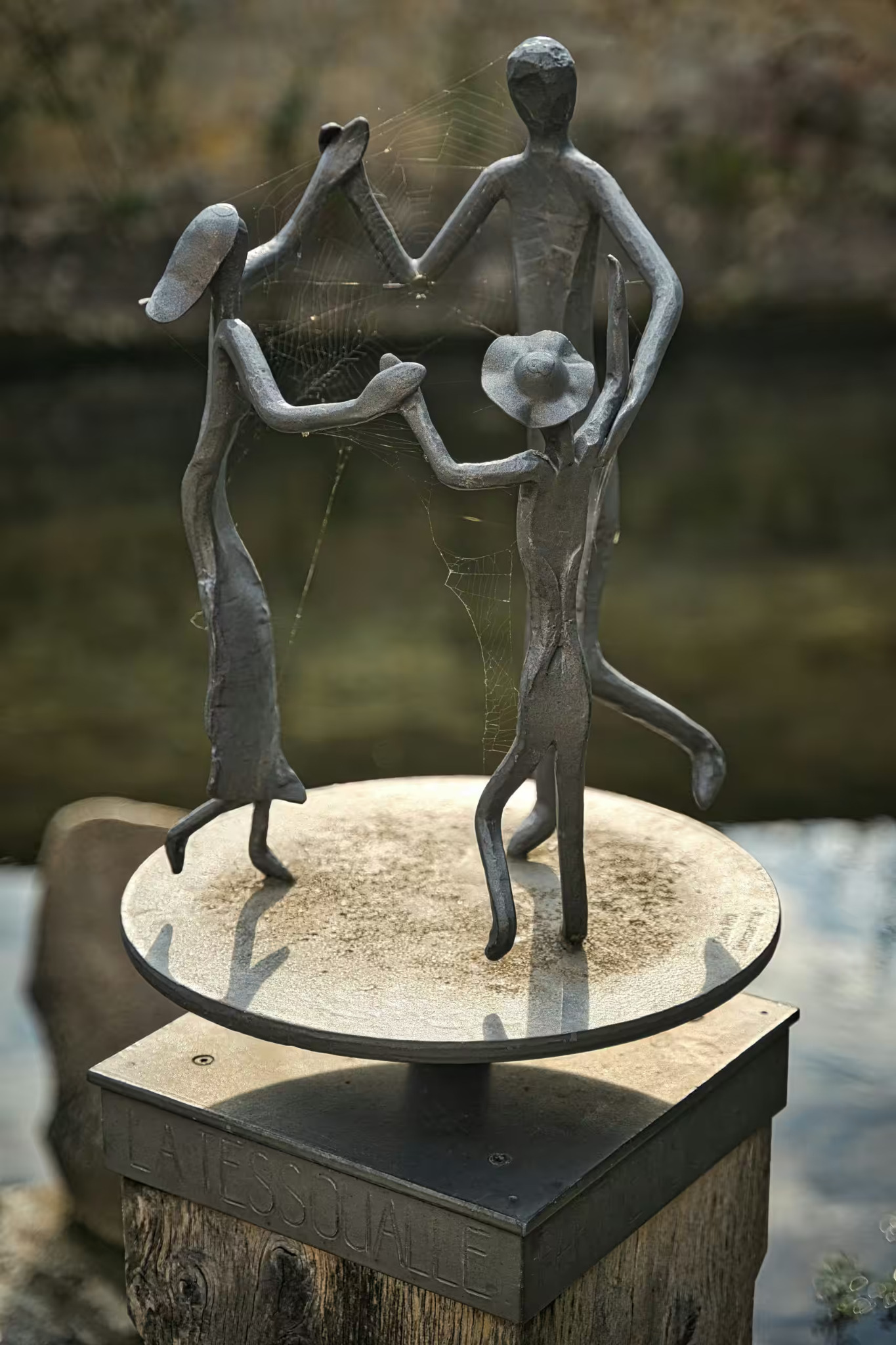 Skulptur einer Familie, die miteinander verbunden ist