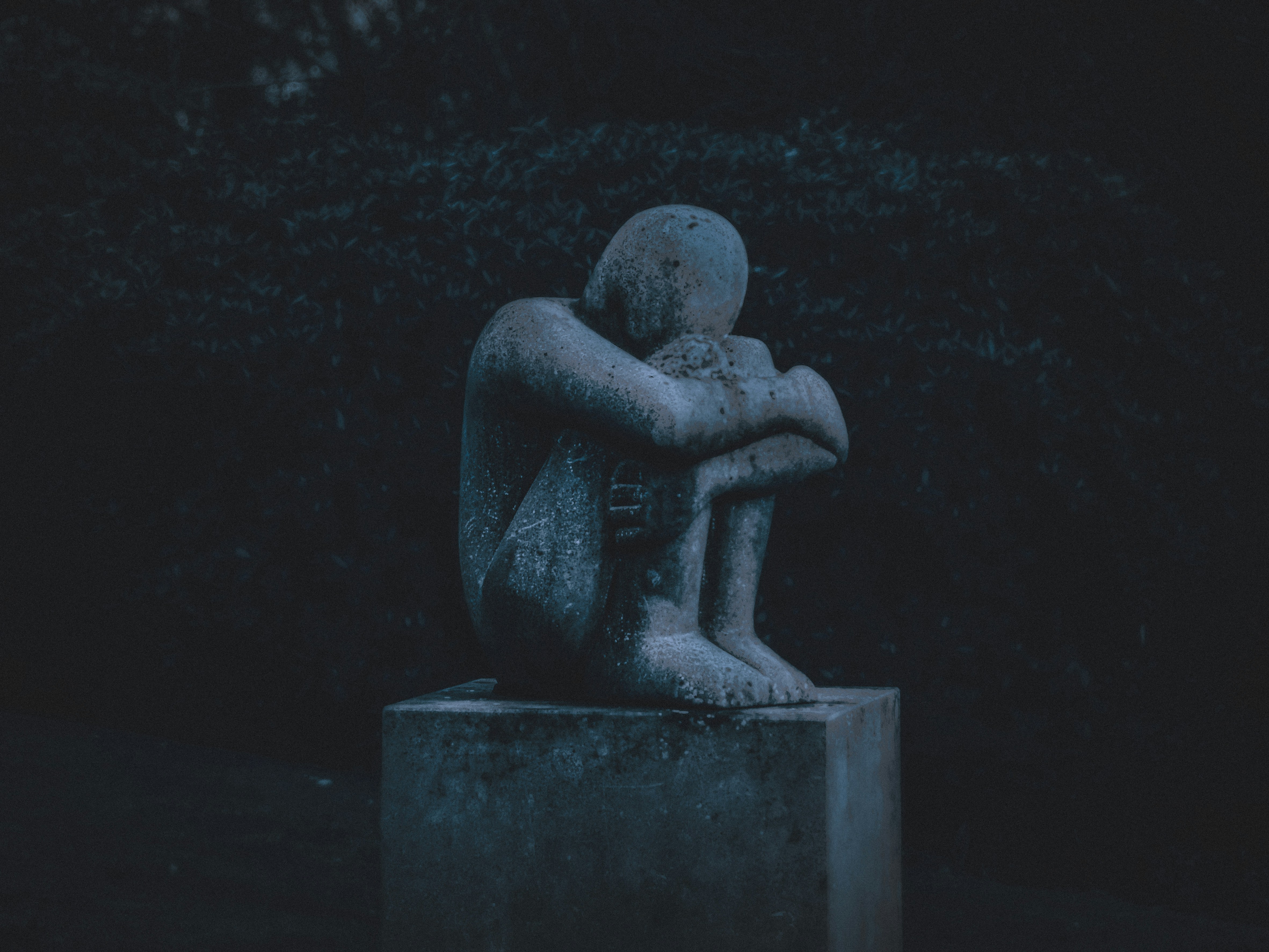 Steinfigur, in sich zusammengesunken